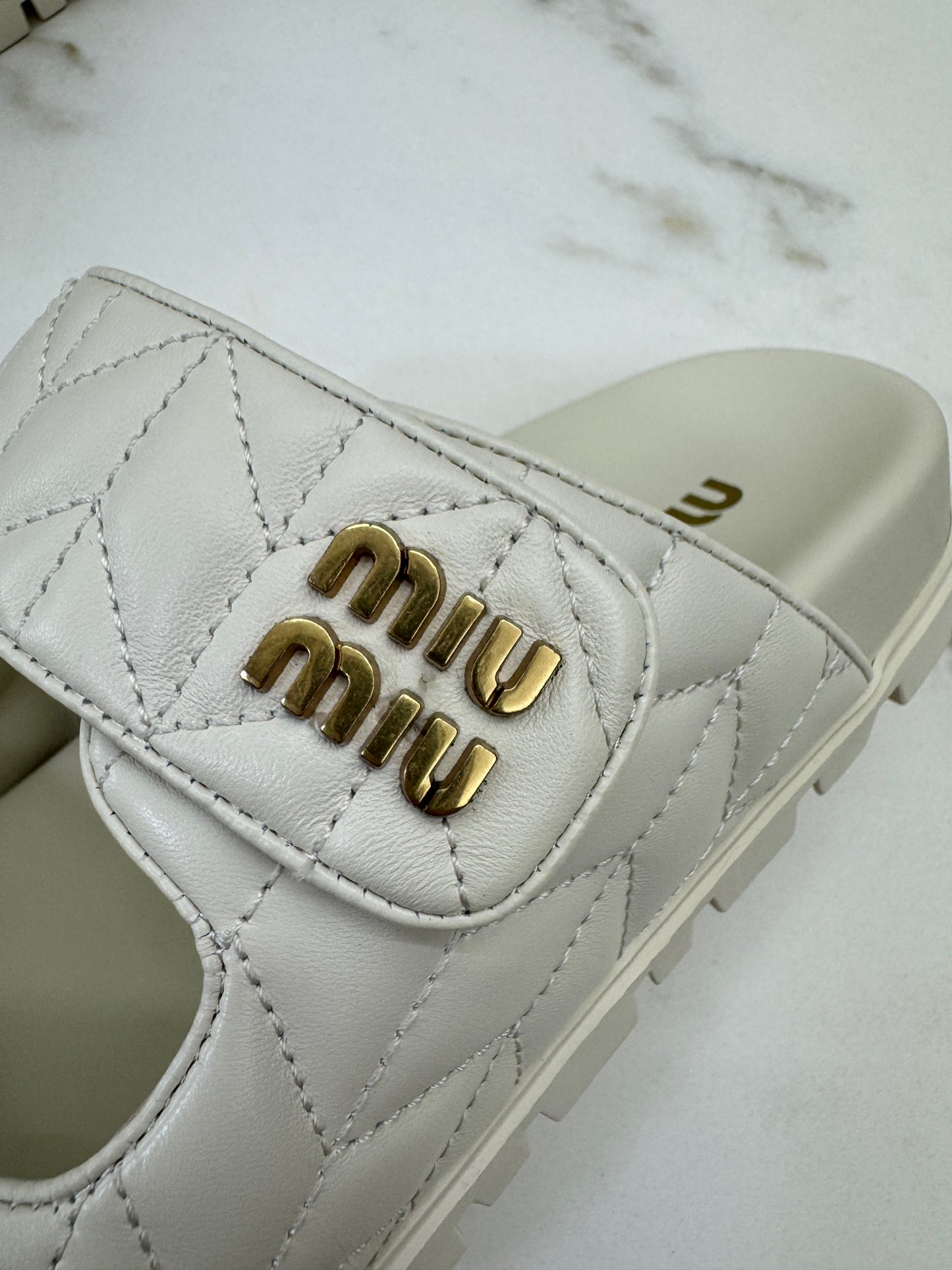 MIU MIU 魔術貼涼鞋 米白色羊皮