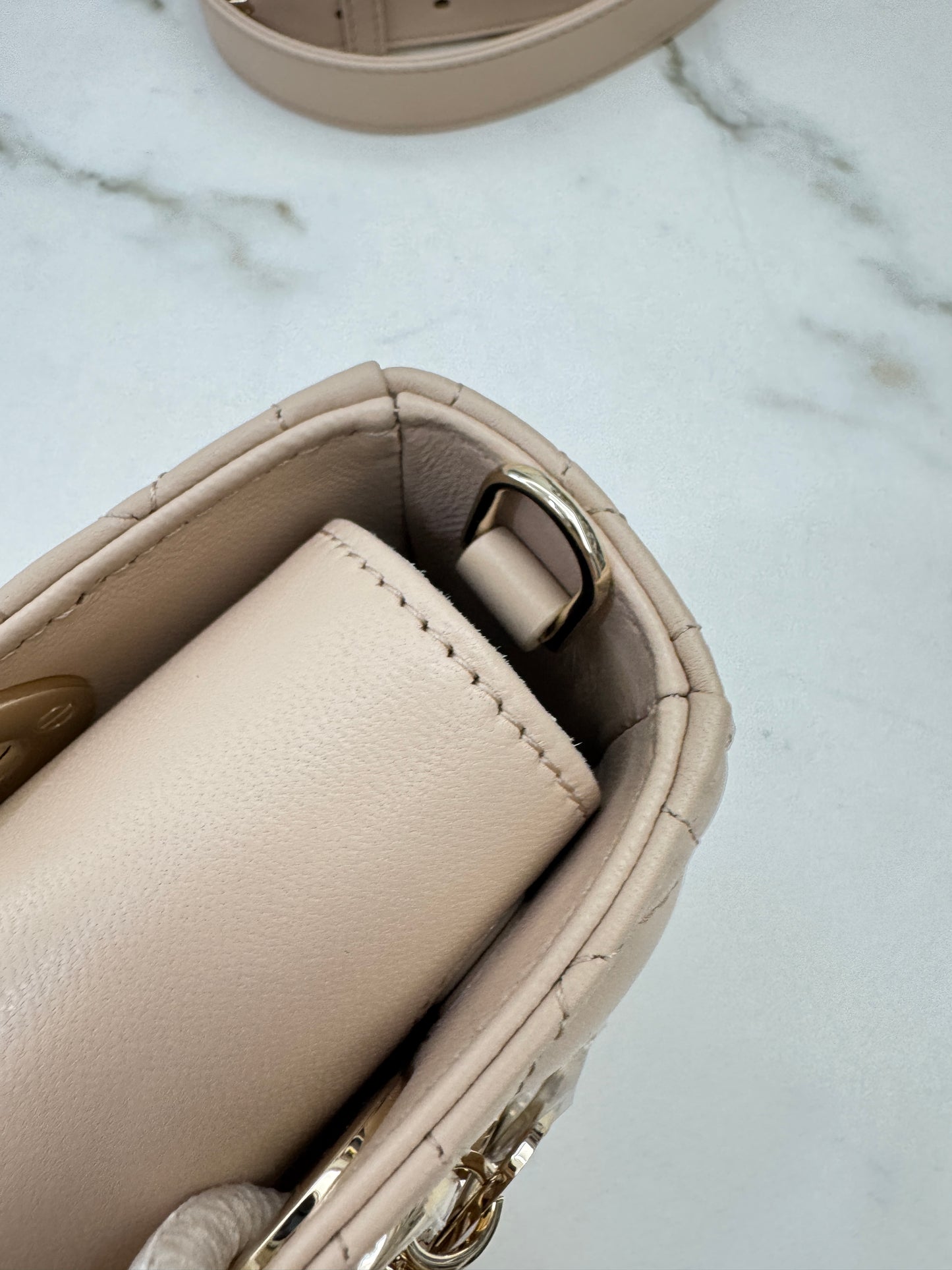 DIOR D-Joy Small 胭脂米 Powder Beige￼