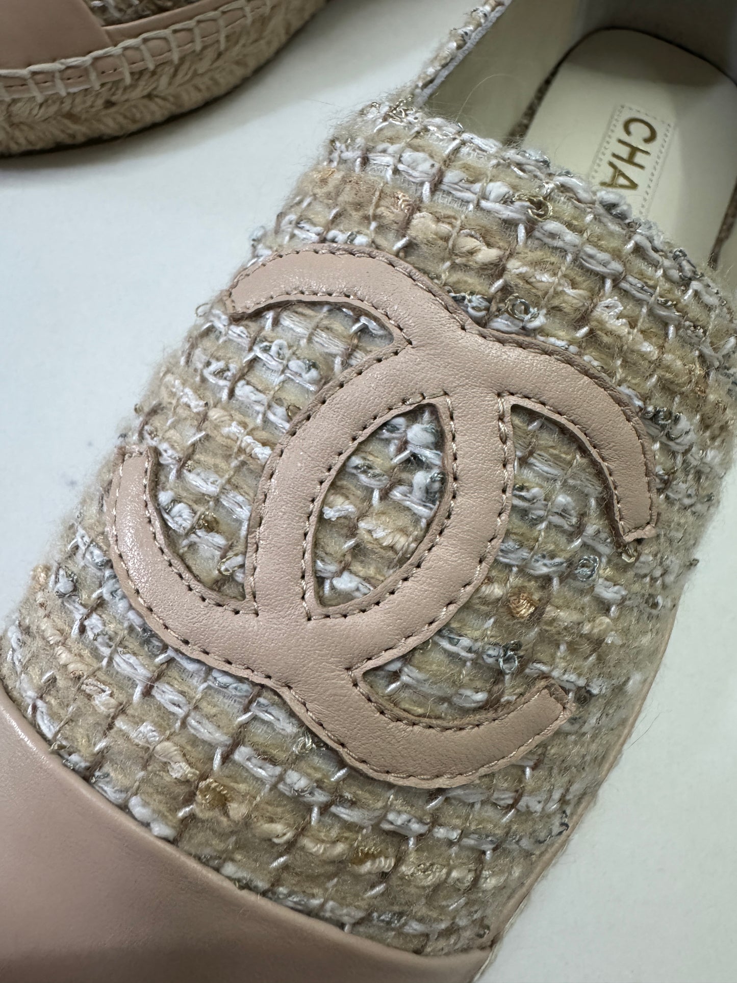 CHANEL 淺杏色軟呢漁夫鞋