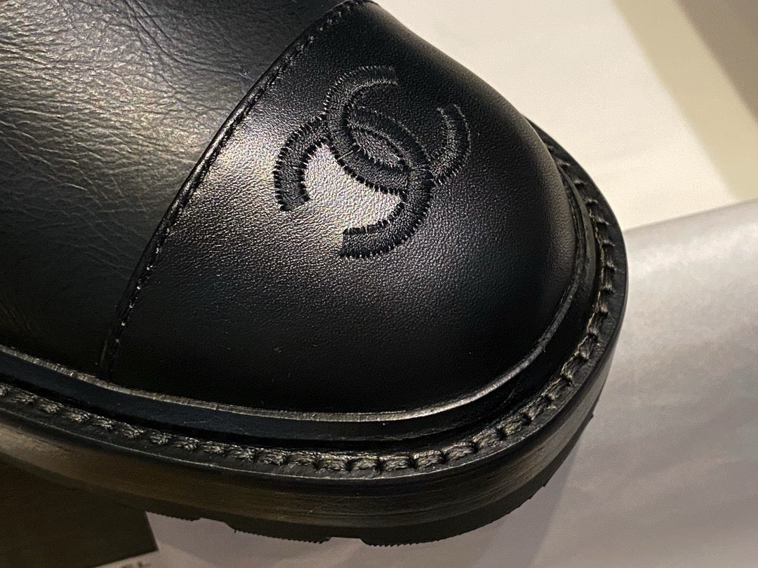 CHANEL 菱格衘扣馬丁靴 ￼