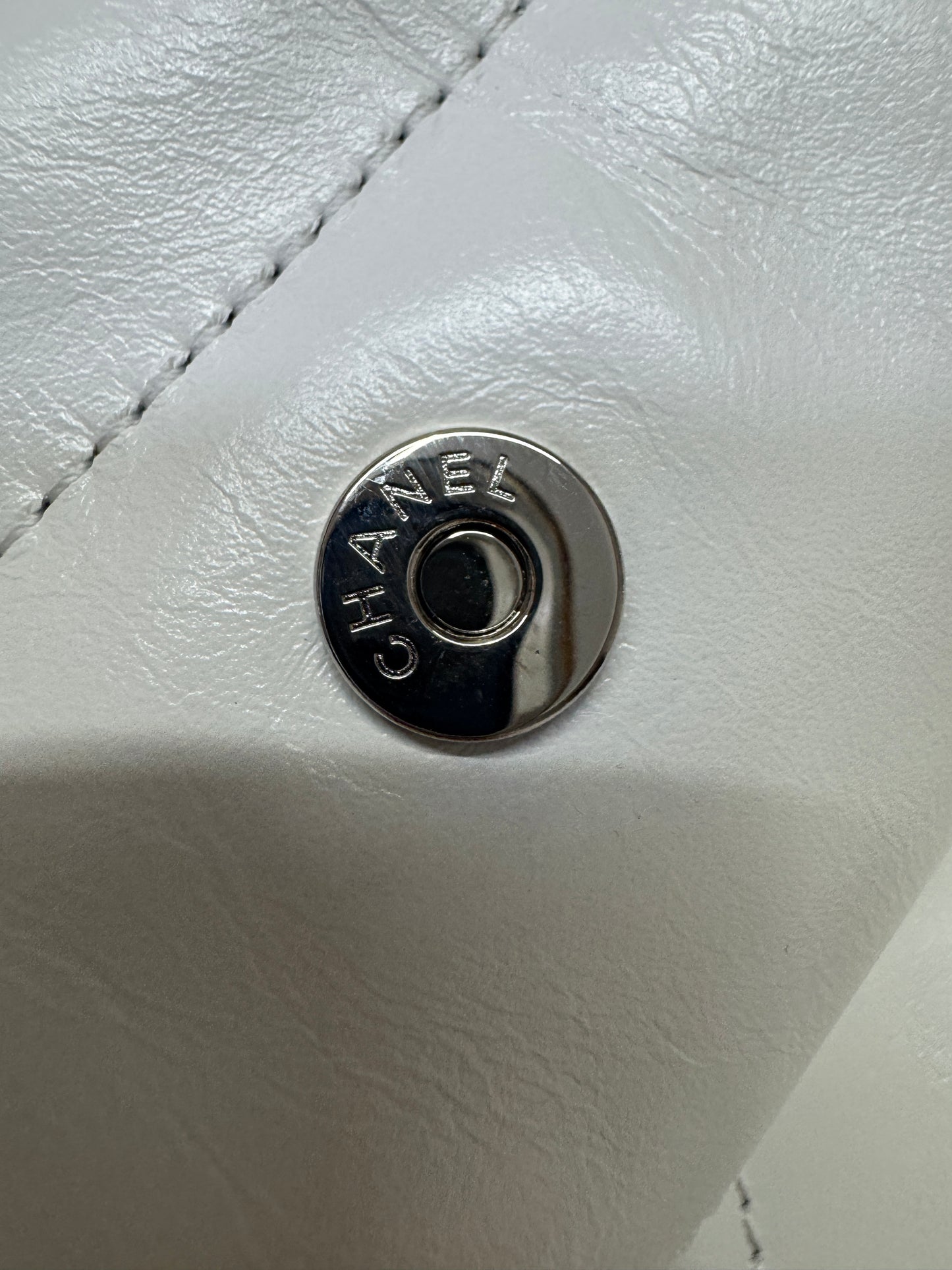 CHANEL 22 Bag Medium 白銀