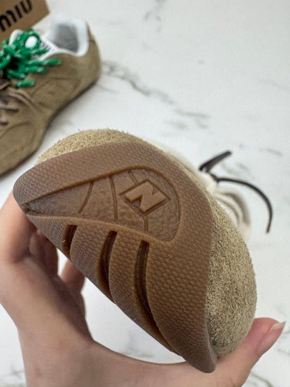 MIU MIU X NB 530 卡其淺棕色運動鞋