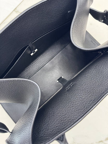 THE ROW Shoulder Marguax 12 黑色荔枝紋 Black Grained Calfskin