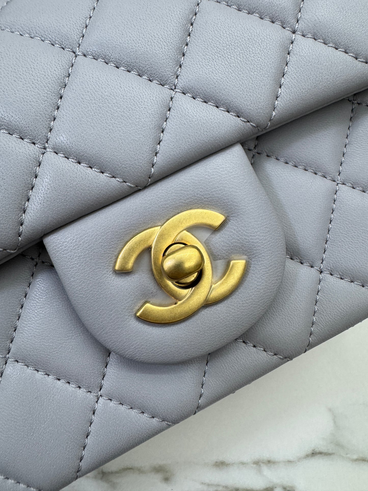 CHANEL Mini CF20 金球 淺灰色