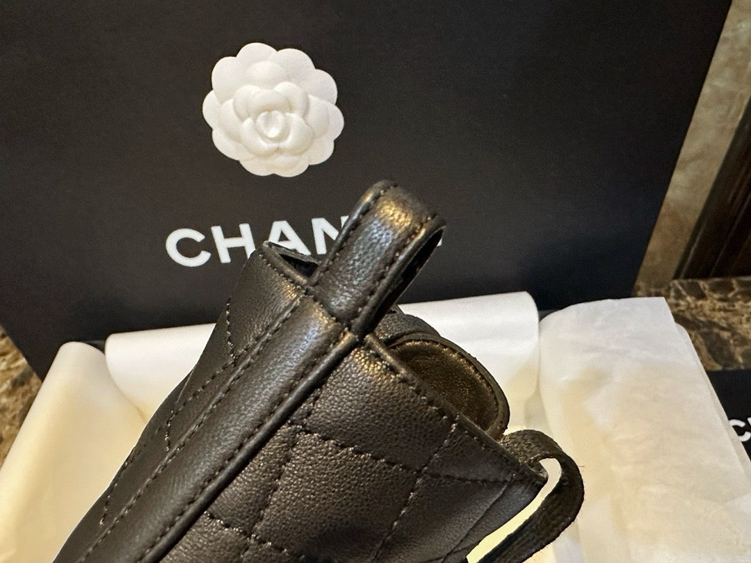 CHANEL 羊皮菱格 機車靴 logo字母￼23A