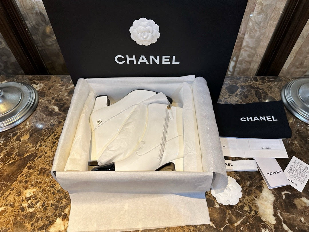 CHANEL 尖頭粗跟短靴 黑白 23B