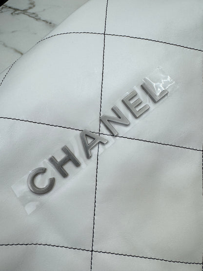 CHANEL 22Bag Medium 白色黑線