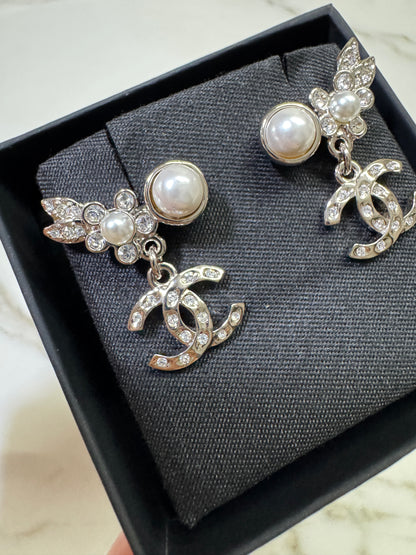 CHANEL 21V 珍珠水鑽耳環