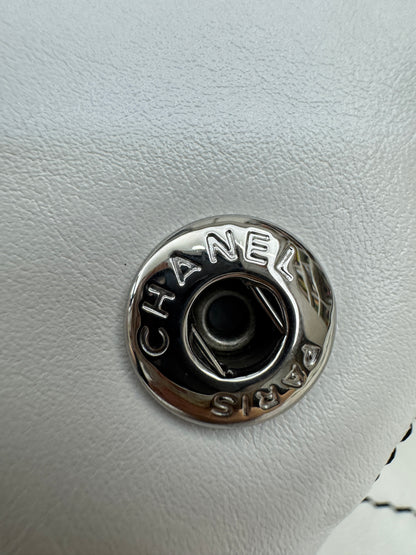CHANEL 22Bag Medium 白色黑線
