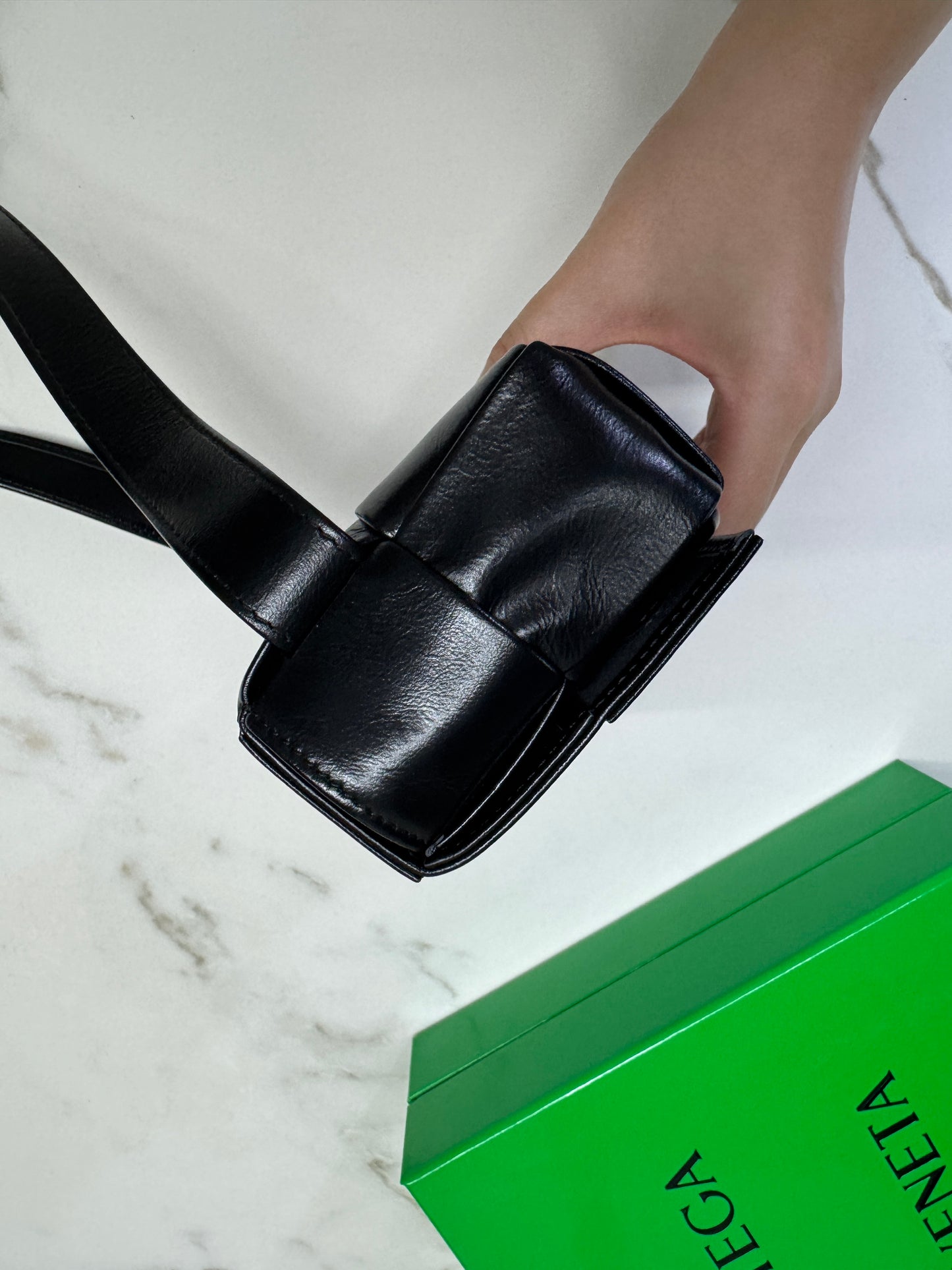 BV 8格油臘皮腰包