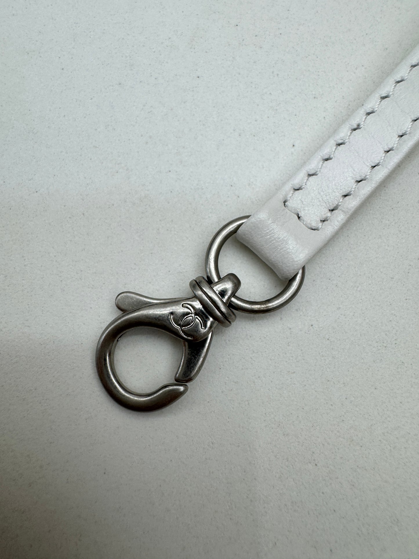 CHANEL 22Bag Medium 白色黑線
