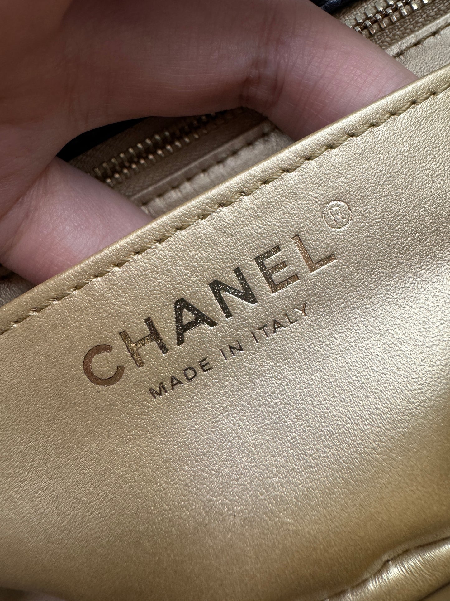CHANEL 25K亮面淺金球 Mini CF20 Pearl Crush