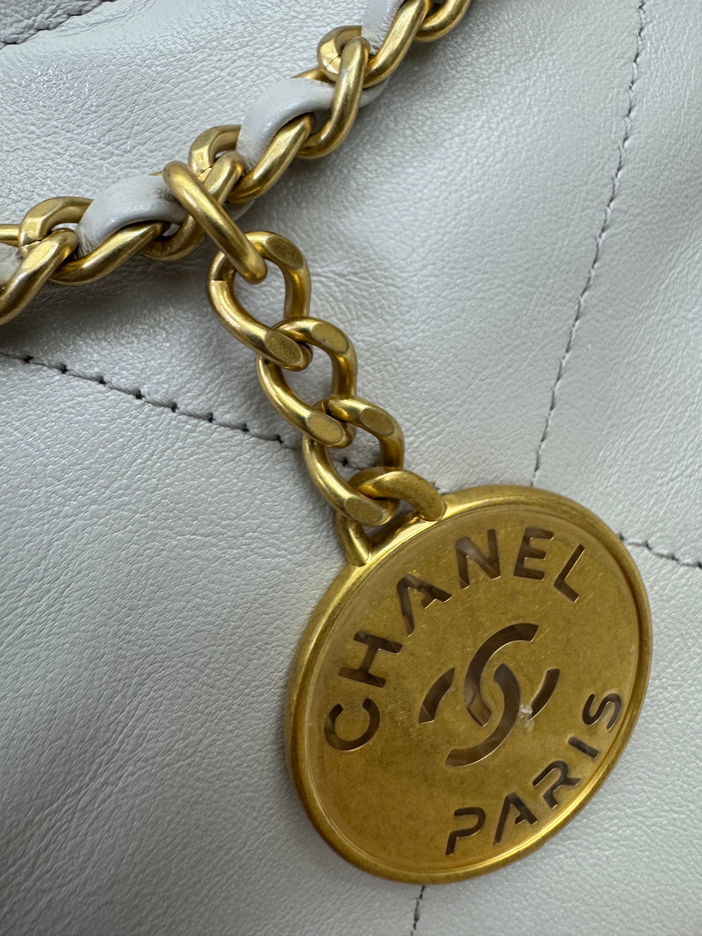 CHANEL Mini 22 Bag 25P淺灰色 新版磁吸扣