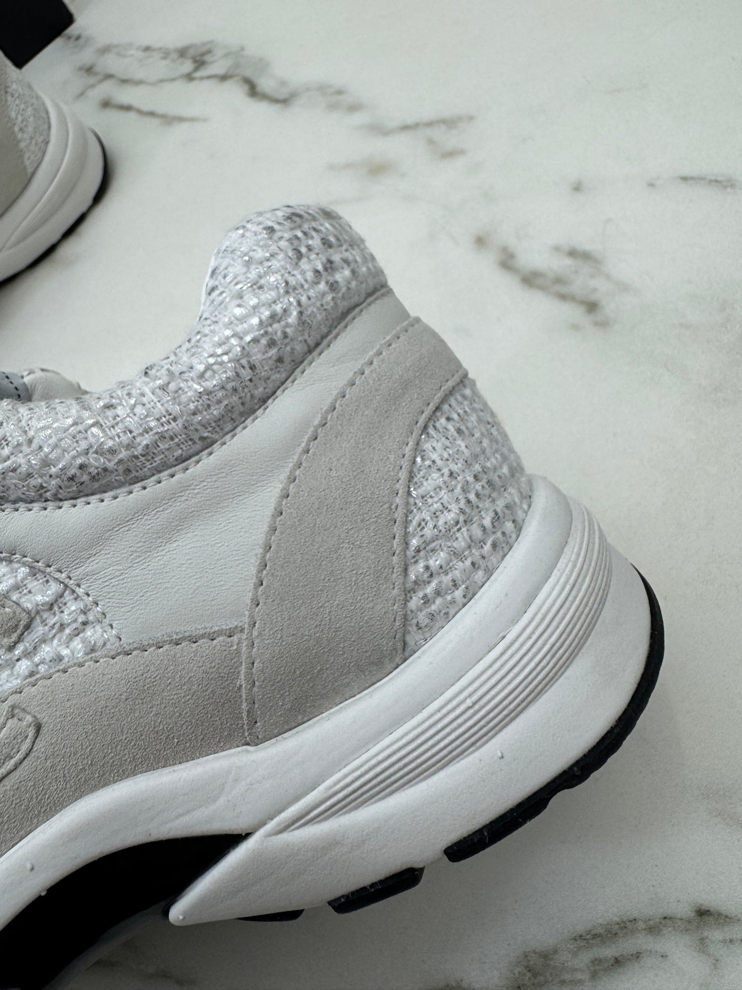 CHANEL 銀白色粗花呢Tweed Sneakers