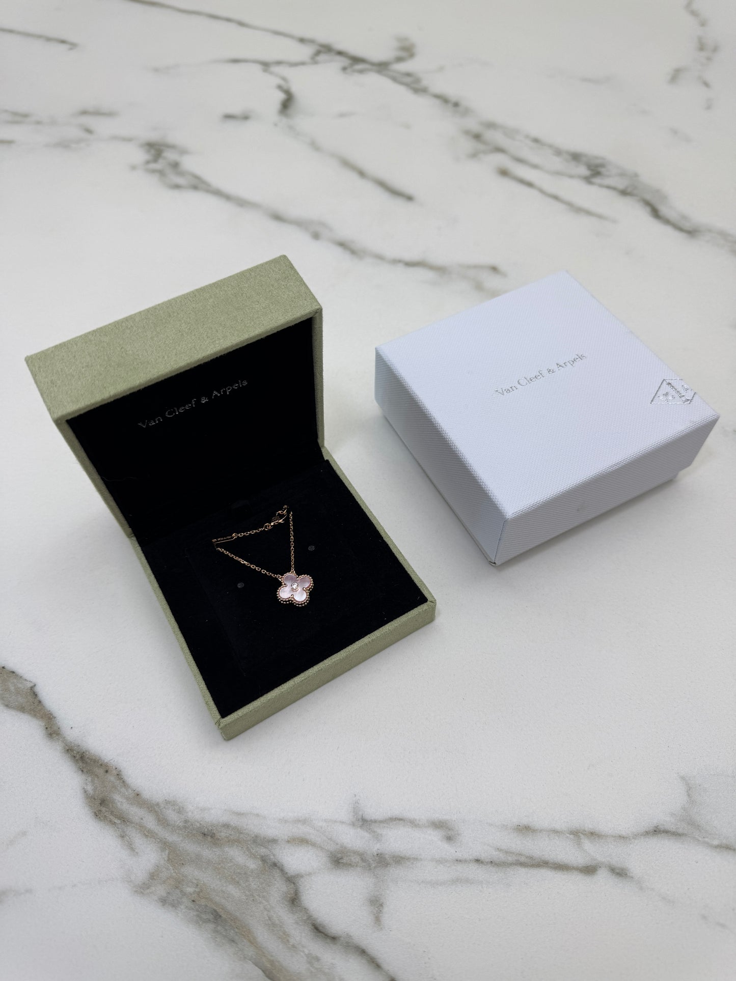 VCA Vintage Alhambra 2025 Holiday Pendant 粉貝母