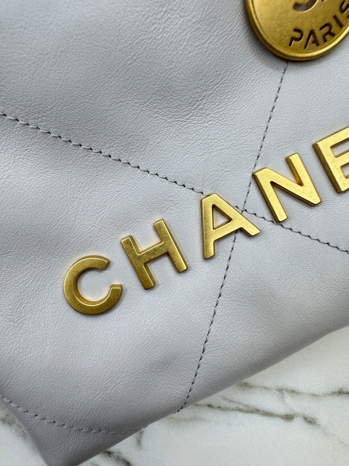 CHANEL Mini 22 Bag 25P淺灰色 新版磁吸扣