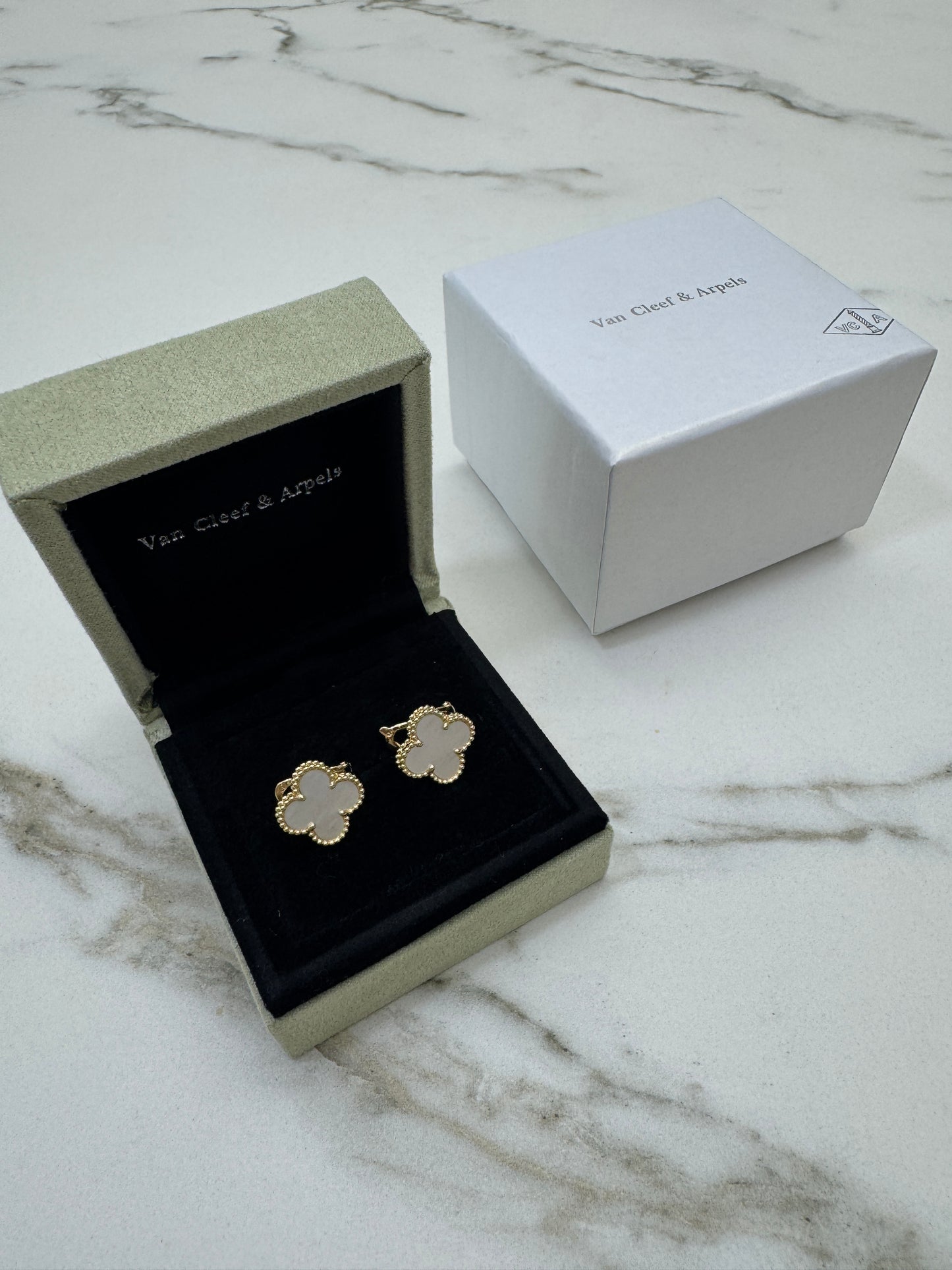 VCA Vintage Alhambra Earrings 白貝母金色