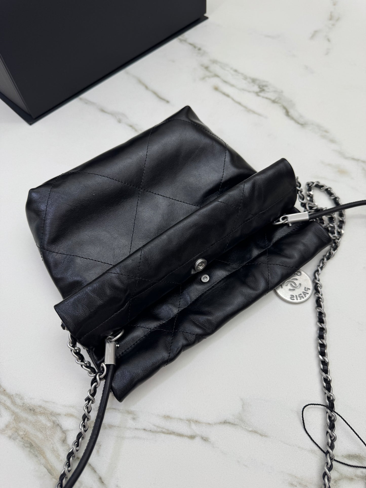 CHANEL Mini 22 Bag 黑銀 【同步最新磁吸扣版】