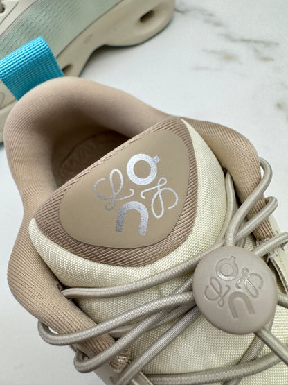 LOEWE X ON 8.0 淺米拼天藍色