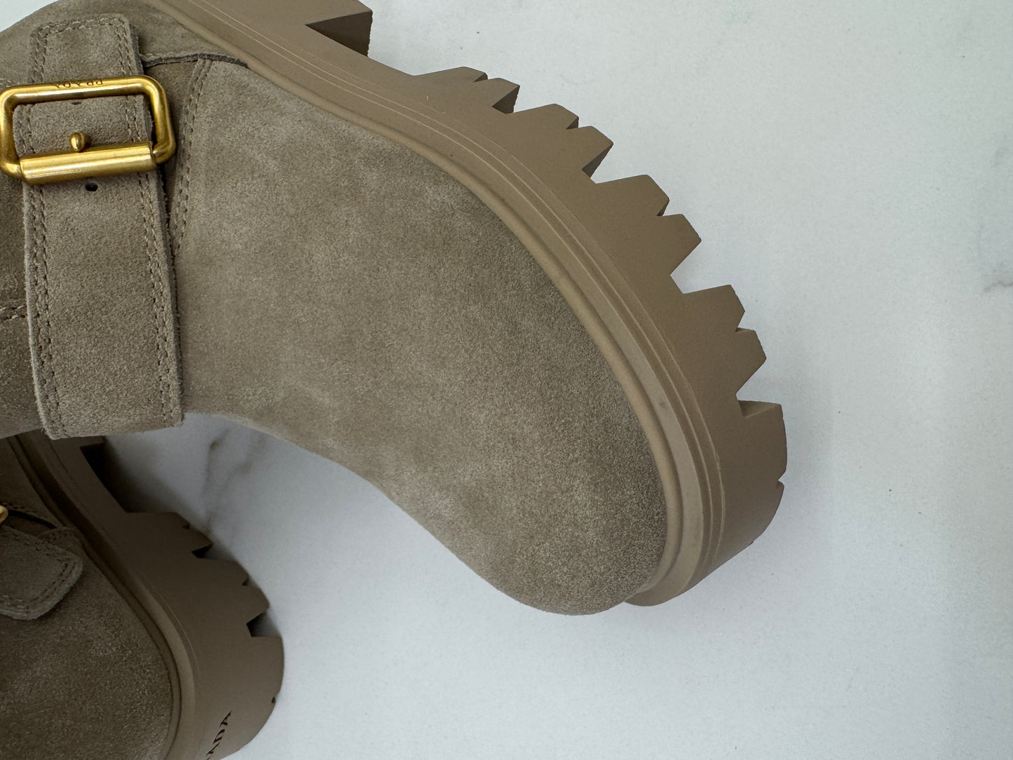 PRADA 卡其色麂皮中筒靴