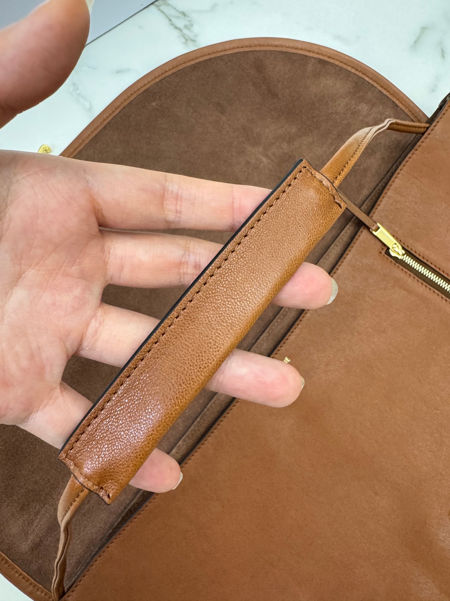 CELINE Soft Triomphe Half Moon 焦糖棕