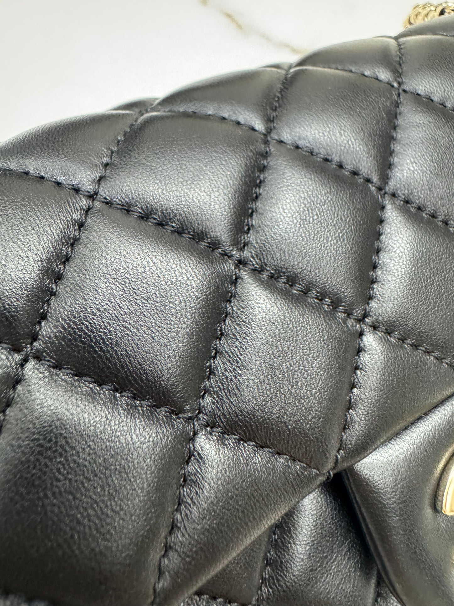 CHANEL 25K亮面淺金球 Mini CF20 Pearl Crush