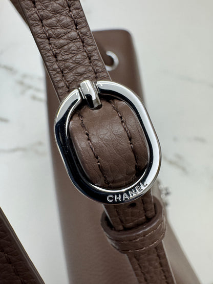 CHANEL 26S Maxi Flap Small 32cm 淺棕色