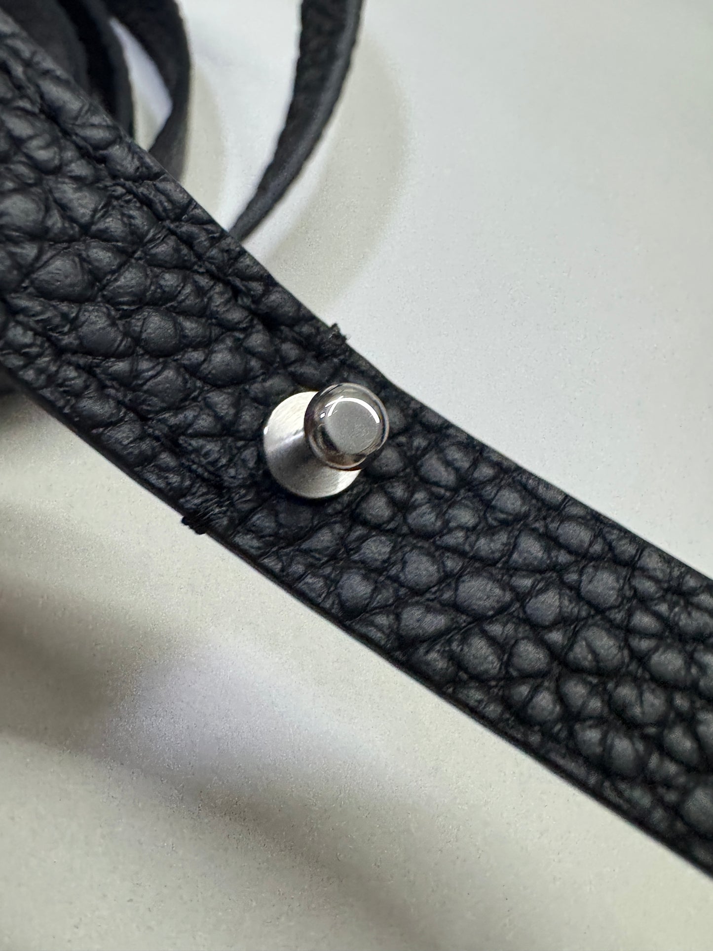 THE ROW Marguax 12 黑銀荔枝紋