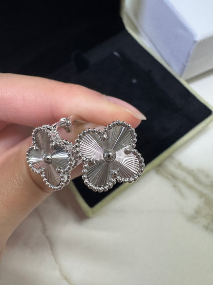 VCA Vintage Alhambra 鐳射白金色耳環