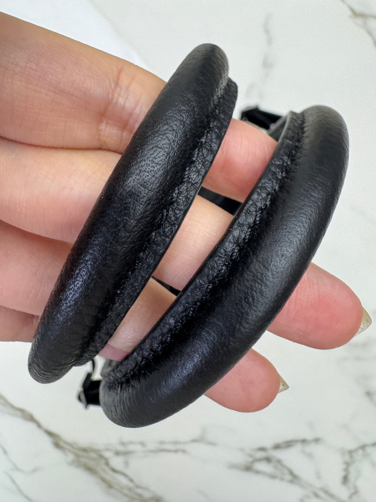 THE ROW Shoulder Marguax 12 黑色荔枝紋 Black Grained Calfskin