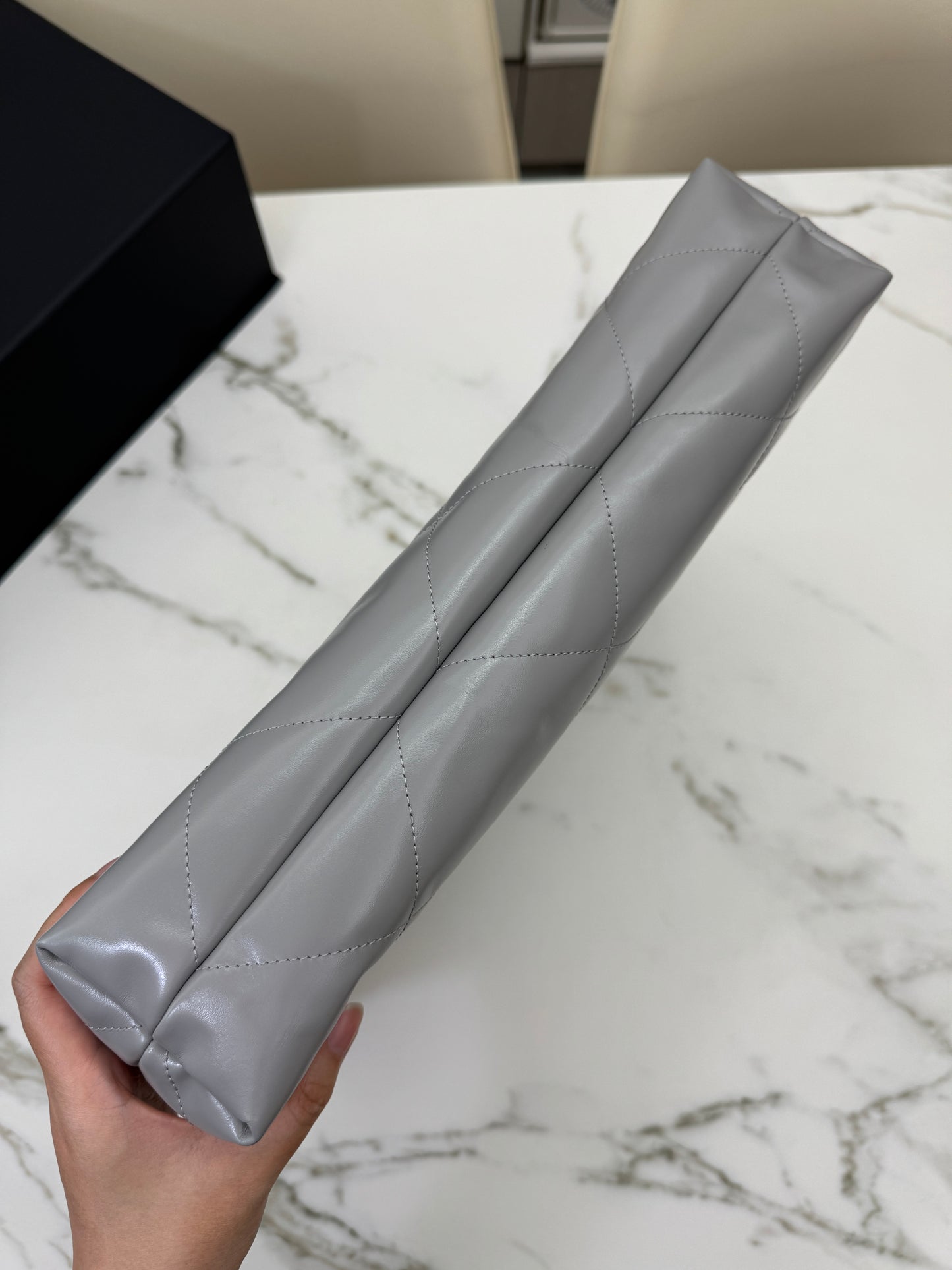 CHANEL 22 Bag Medium 23C淺灰色銀扣