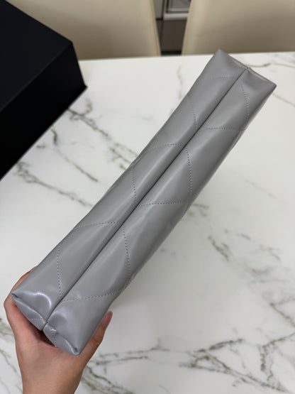 CHANEL 22 Bag Medium 23C淺灰色銀扣