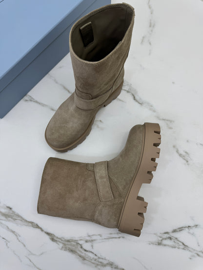 PRADA 卡其色麂皮中筒靴