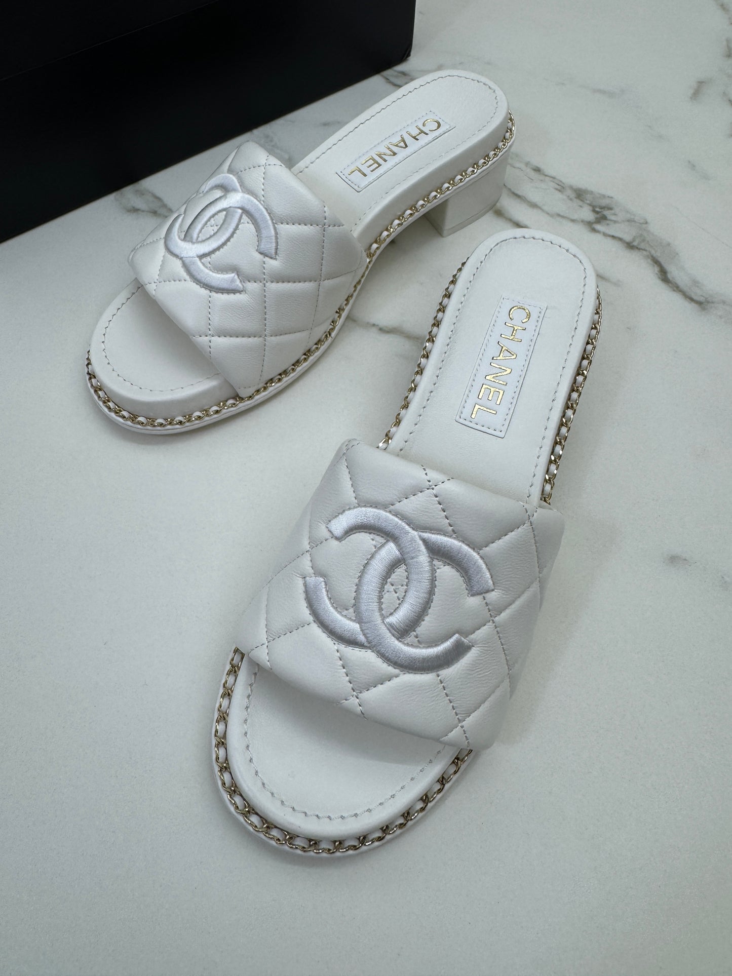 CHANEL 25P 粗跟拖鞋 白色