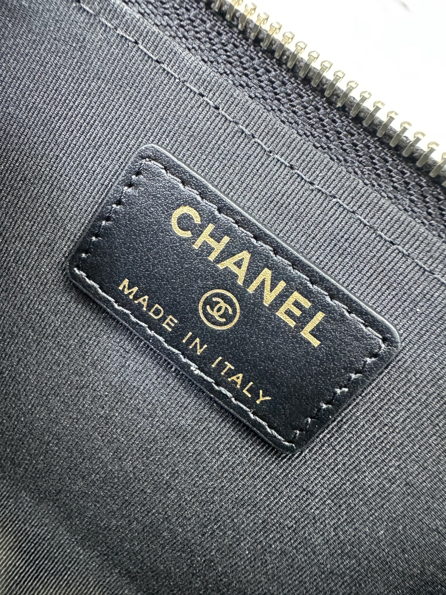 CHANEL 雕刻扣L型拉鏈小錢包
