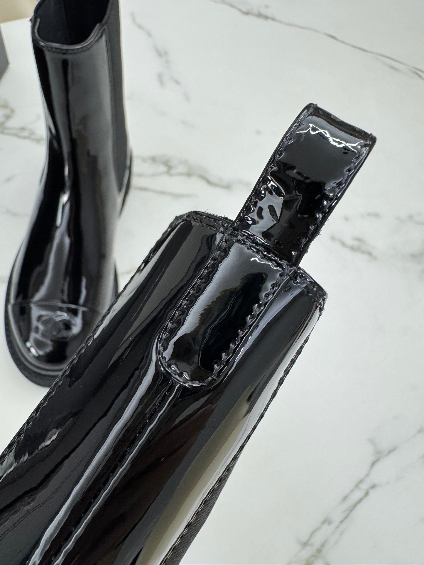 CHANEL 22C Chelsea Boots 漆皮切爾西短靴