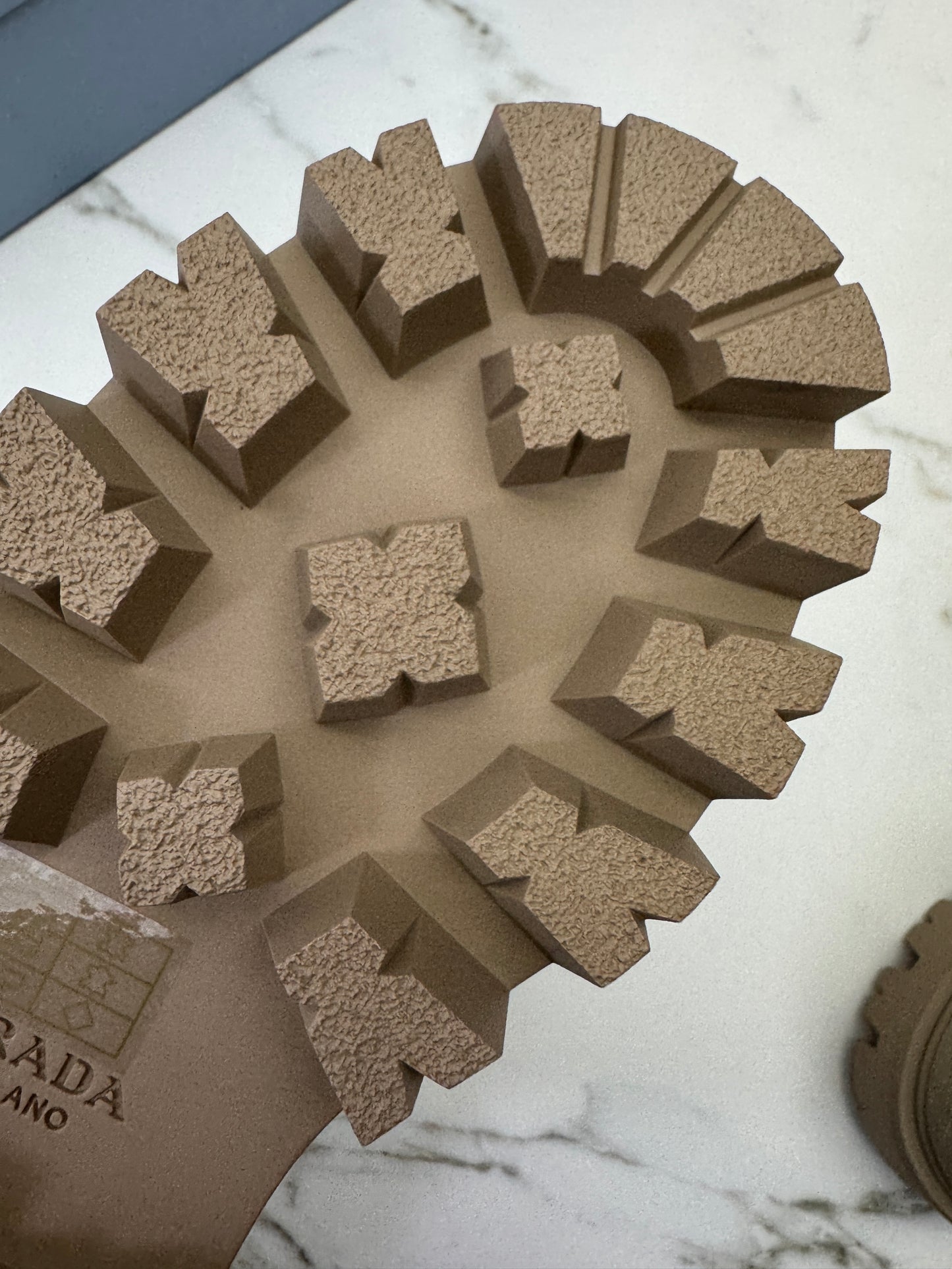 PRADA 卡其色麂皮中筒靴