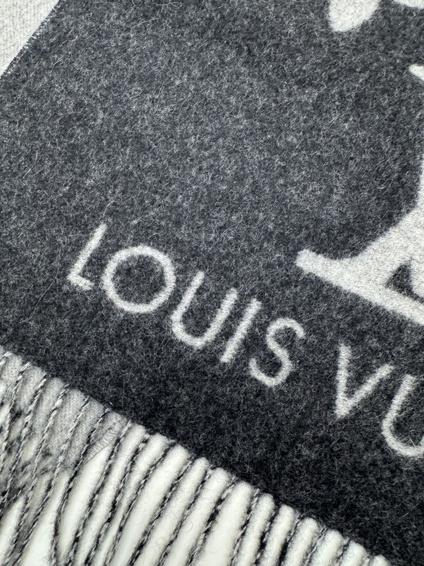 LV Reykjavik Scarf 100% Cashmere Black