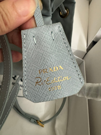 PRADA Re-Nylon 拼皮手柄小水桶 粉藍色