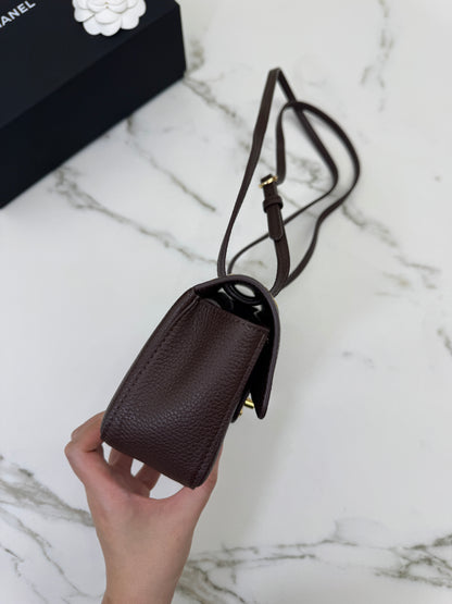 CHANEL Mini Maxi Flap 巧克力色