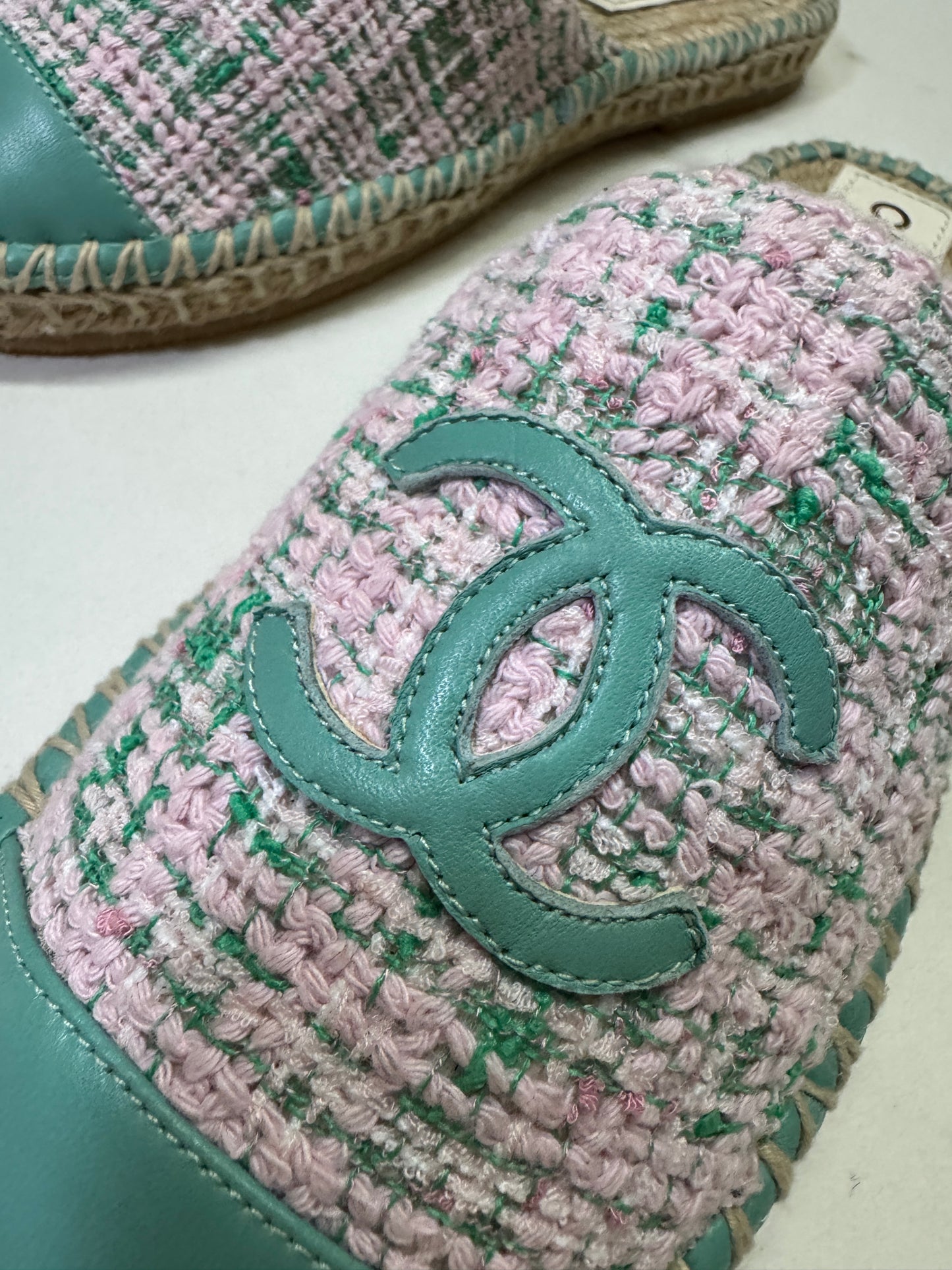 CHANEL 漁夫半拖 軟呢粉紅色拼綠色