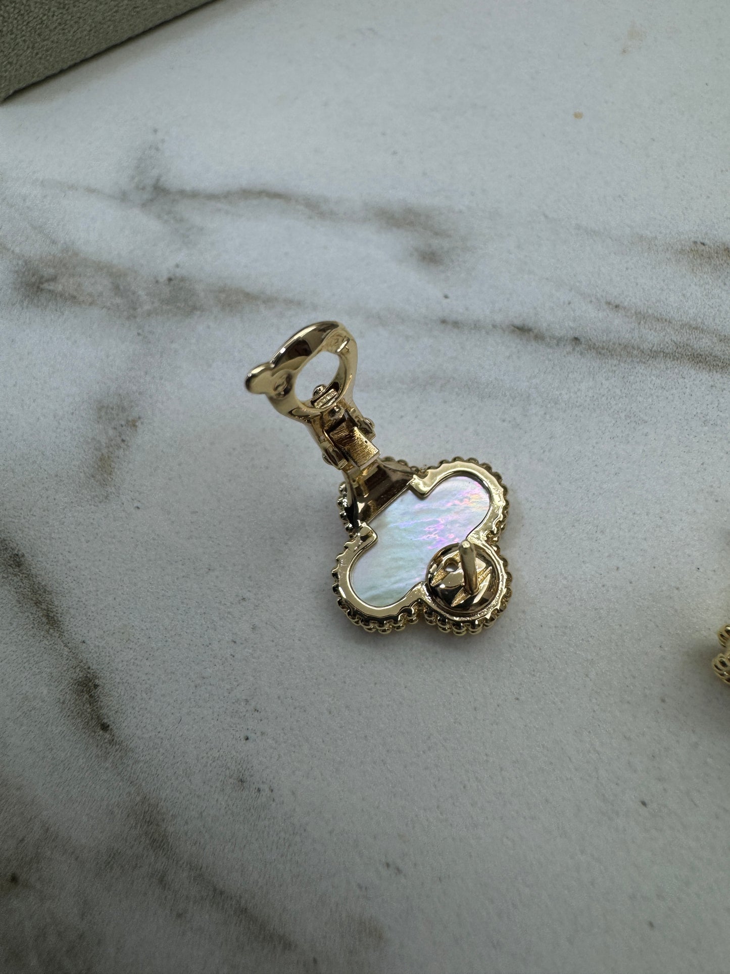 VCA Vintage Alhambra Earrings 白貝母金色