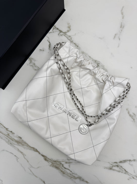 CHANEL 22Bag Medium 白色黑線