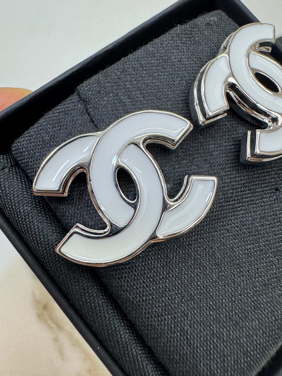 CHANEL 25S 白色琺瑯耳環