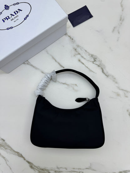PRADA Re-nylon Hobo 舊版
