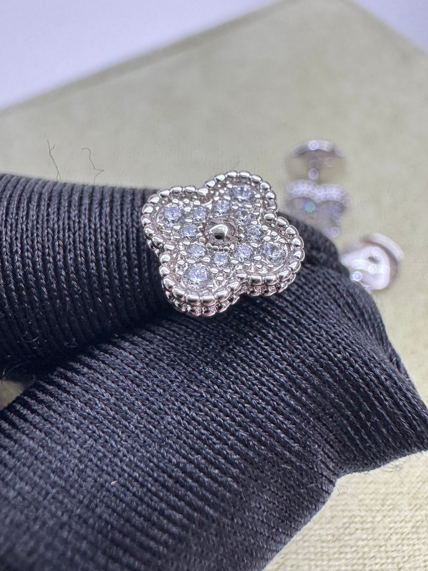 VCA Sweet Alhambra Earrings 滿鑽白金色