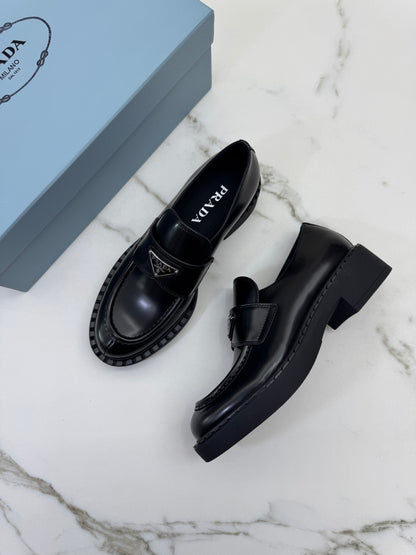 PRADA 光面皮革Loafers