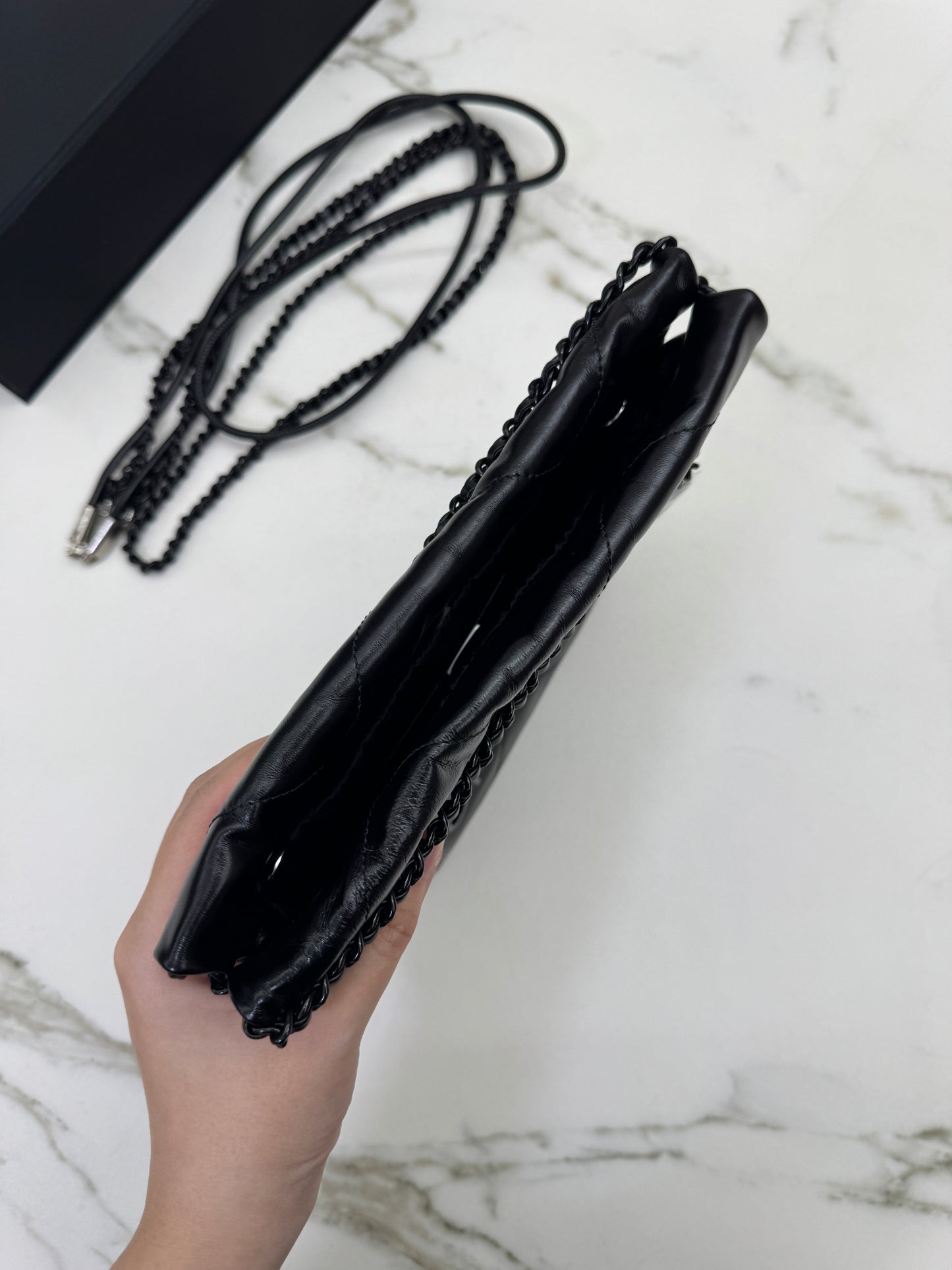 CHANEL Mini 22 Bag So Black 油蠟牛皮
