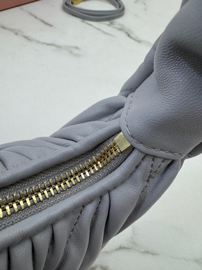 MIU MIU Wander Small 霧霾藍