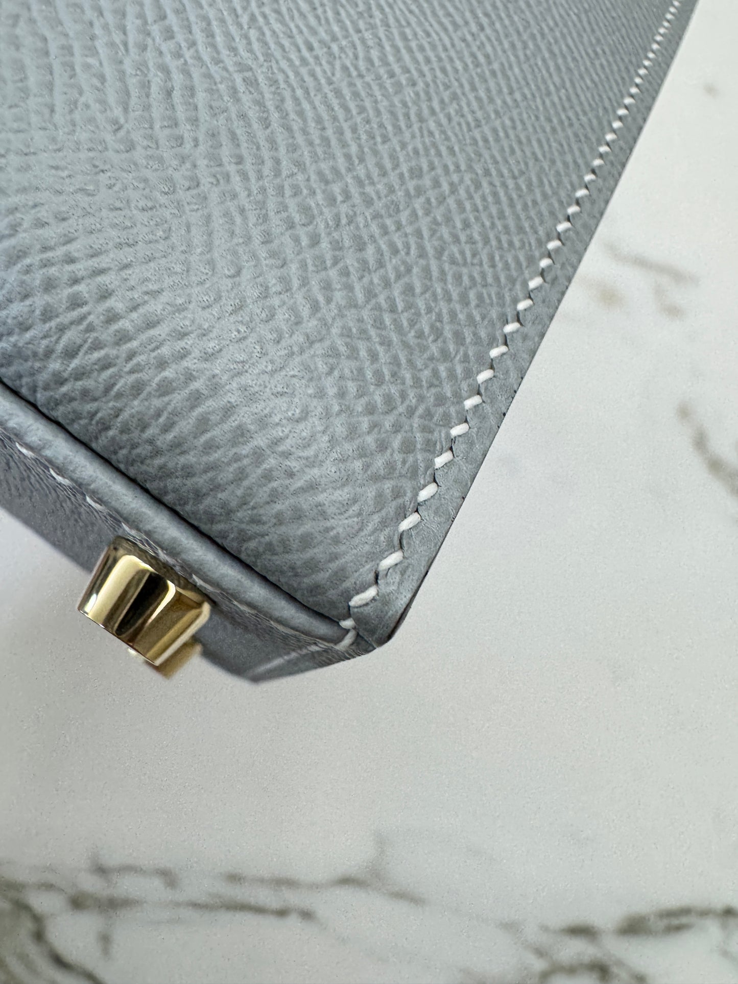 HERMES Kelly 25 冰川藍拼奶昔白 Epsom 香檳金扣 8U Bleu Glacier/ 10 Craie PBHW